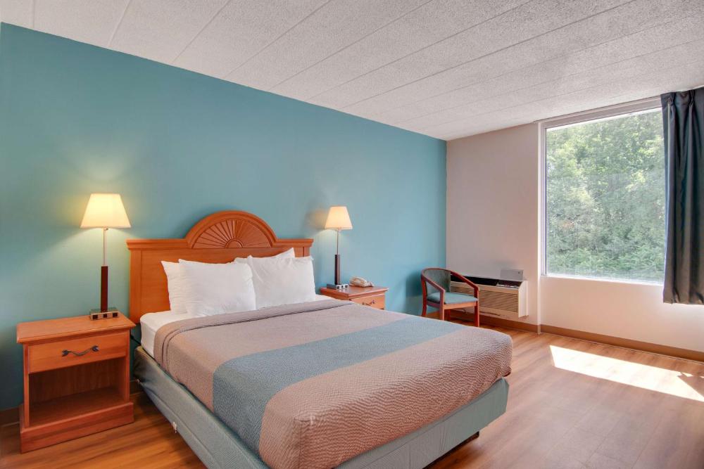King Room - Non-Smoking interior