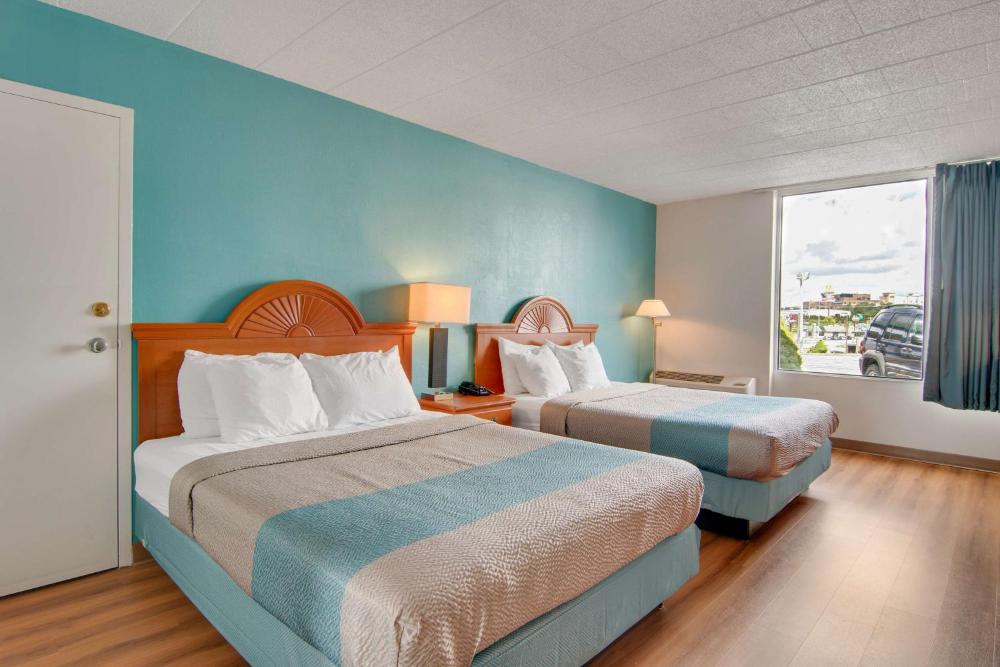 Deluxe Queen Room with Two Queen Beds - Smoking interior